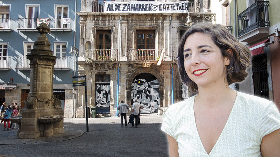 Laura Pérez junto al palacio Marqués de Rozalejo Fotomontaje