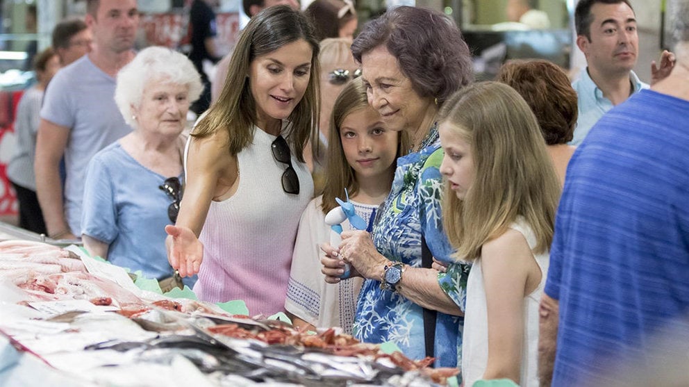 La reina Letizia enseña pescado fresco a sus hijas, las princesas Leonor y Sofía, y a su consuegra, la reina Sofía, en una amable visita al Mercat del Olivar en Mallorca Foto EUROPA PRESS