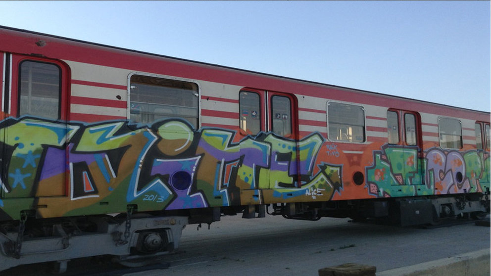 Uno de los vagones de tren que han recibido pintadas de tipo grafiti en la Ribera GUARDIA CIVIL