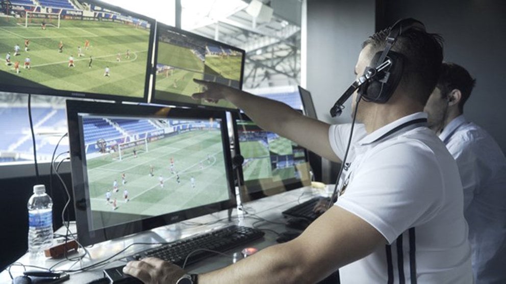 Dos asistentes de vídeo durante un partido en los que ya se ha puesto en marcha el VAR o videoarbitraje. FIFA.COM