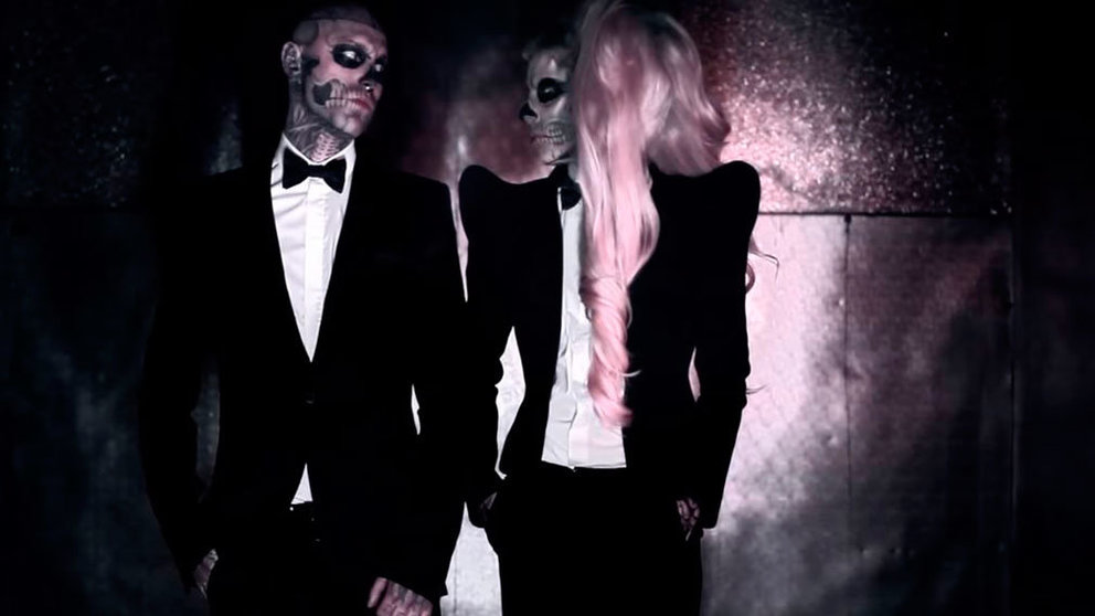 Una imagen del videoclip de Lady Gaga en la que aparece Rick Genest, el modelo 'Zombie Boy'. YOUTUBE