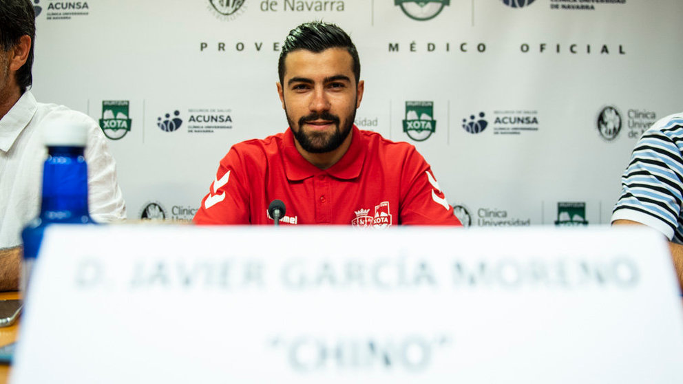 Osasuna Magna presenta a Javier Garcia moreno 'Chino' como nuevo jugador para la proxima temporada. MIGUEL OSÉS_1