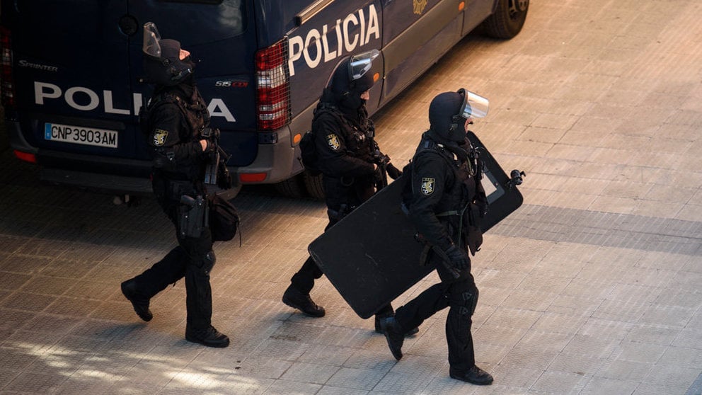 El atrincherado en San Jorge trae de cabeza a la policia durante toda la tarde. MIGUEL OSÉS_4