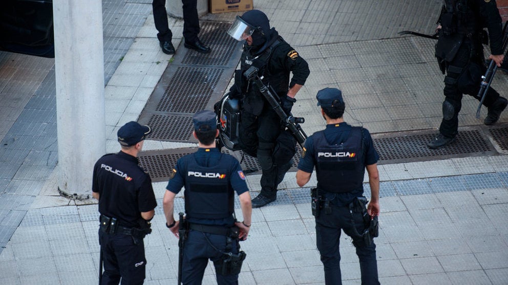 El atrincherado en San Jorge trae de cabeza a la policia durante toda la tarde. MIGUEL OSÉS_13