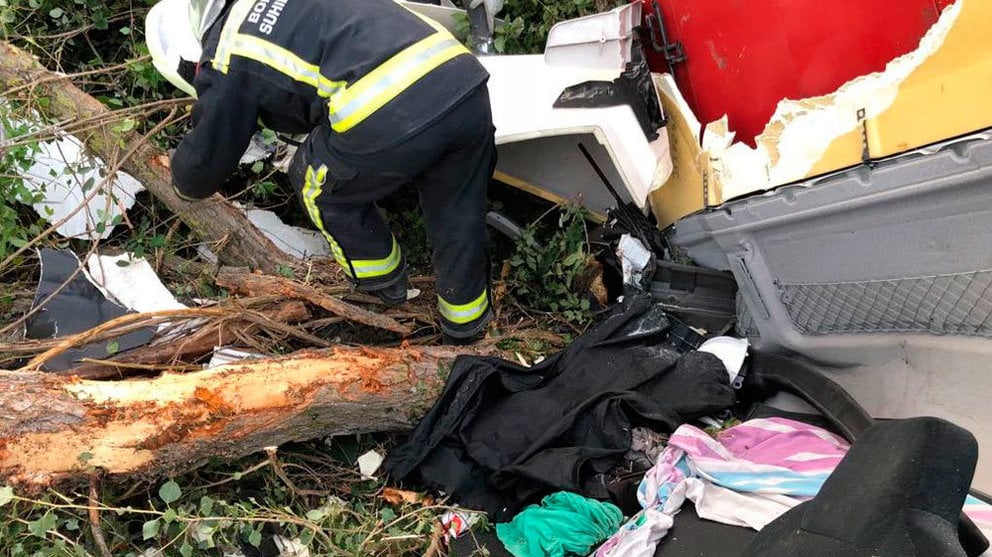 Los bomberos trabajan en Pueyo para rescatar el cuerpo sin vida del pasajero del camión accidentado. BOMBEROS DE NAVARRA (3)