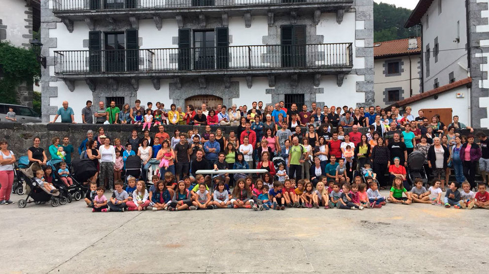 Vecinos de Leiza se concentran para exigir pediatras en la localidad CEDIDA