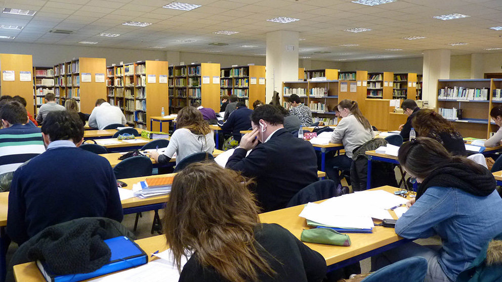 Estudiantes de la UNED se preparan para los exámenes en la biblioteca de la UNED. UNED PAMPLONA