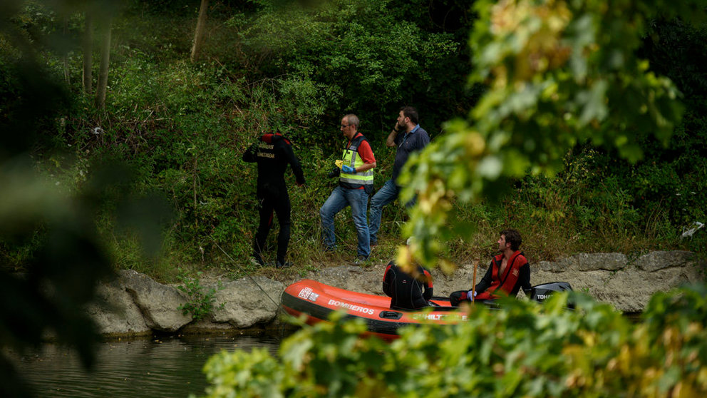 Los bomberos de navarra encuentran el cuerpo de la mujer desaparecida en el rio Arga. MIGUEL OSÉS_2