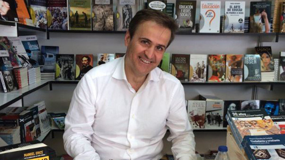 El navarro Manuel Erice, corresponsal del ABC, en una firma de libros. TWITTER @MANUELERICE