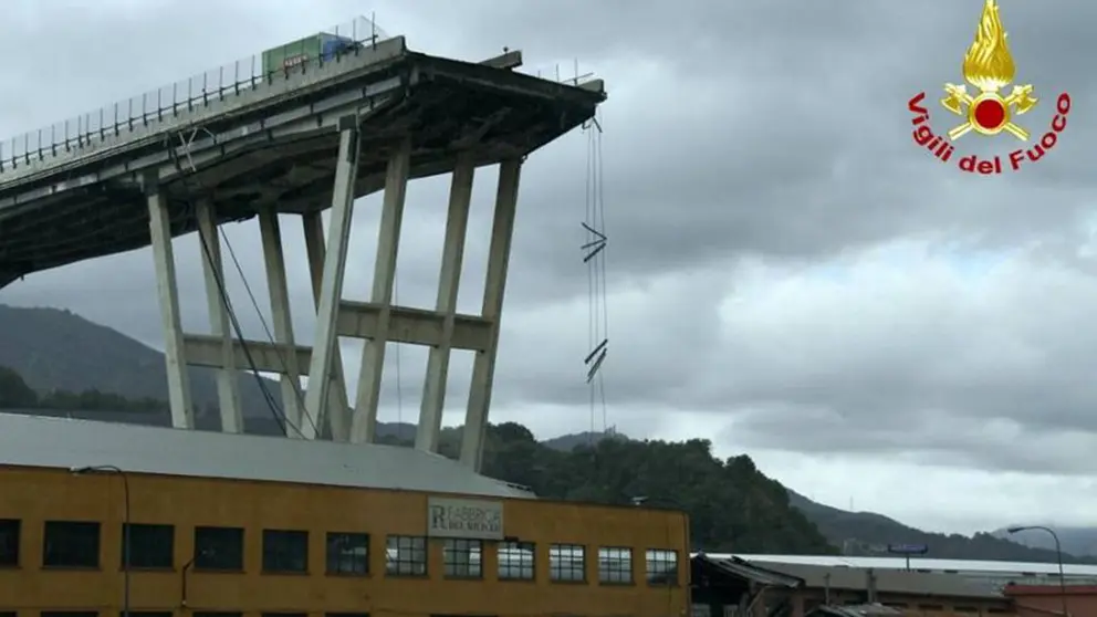 El puente derrumbado en Génova. VIGILI DEL FUOCO