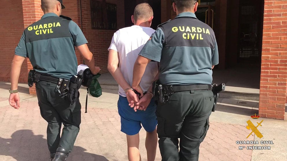 La Guardia Civil lleva al detenido en Calahorra acusado de varios delitos GUARDIA CIVIL