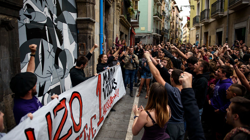 Kalejira por las calles de Pamplona para volver a ocupar el Gaztetxe Maravillas. MIGUEL OSÉS_18