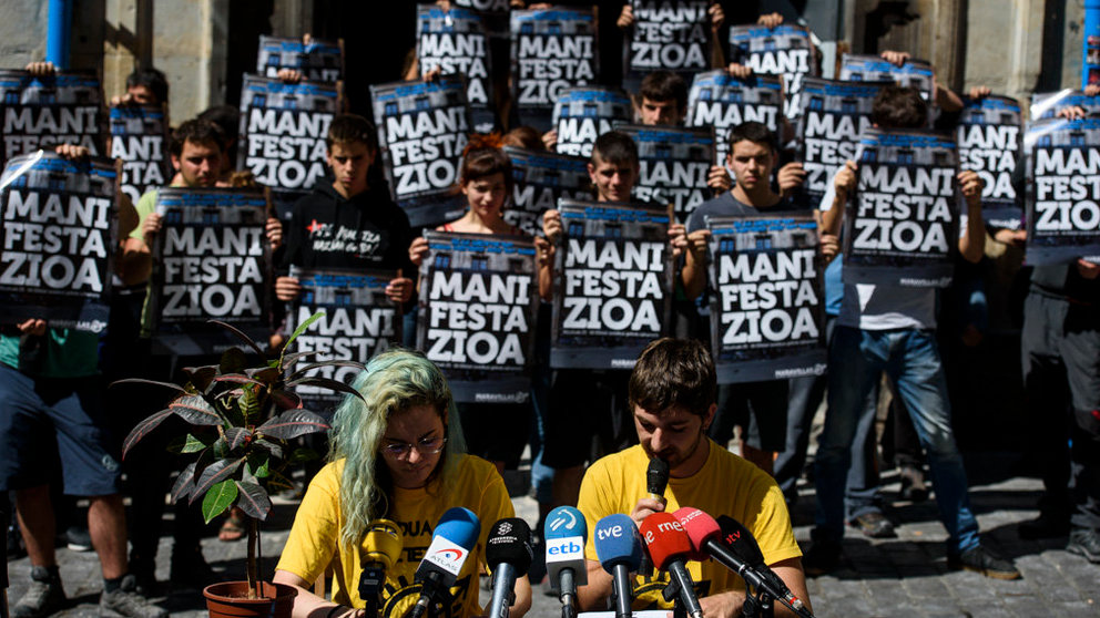 Rueda de prensa frente al Palacio de Marqués de Razalejo ofrecida por miembros del movimiento 'okupa' denominado 'Gaztetxe Maravillas'. MIGUEL OSÉS_3
