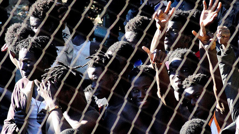 Cerca de 100 inmigrantes saltan la valla de Ceuta y hieren a cinco guardias civiles