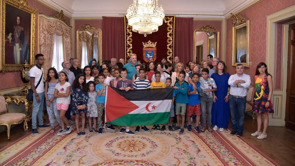 Representantes políticos del Ayuntamiento de Pamplona junto a los niños saharauis de visita en Pamplona EUROPA PRESS