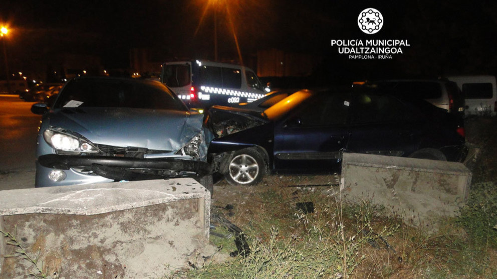 Estado en el que han quedado los dos coches siniestrados en el aparcamiento de la biblioteca de Mendebaldea POLICÍA MUNICIPAL