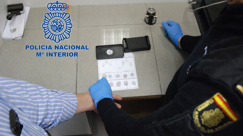 La Policía Nacional toma las huellas dactilares de un hombre imputado por falsificación documental. POLICÍA NACIONAL