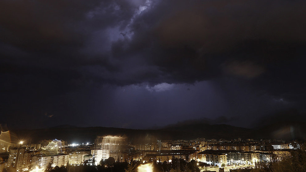 Una fuerte tormenta cayó con numerosos relámpagos y fuertes rachas de viento sobre Pamplona en un día marcado por el tiempo caluroso y la lluvia. EFE/Jesús Diges