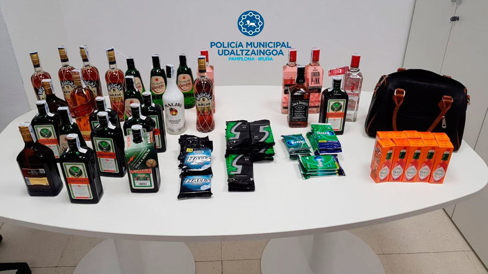 Algunas de las botellas y artículos robados en varios supermercados de la capital navarra. POLICÍA MUNICIPAL DE PAMPLONA