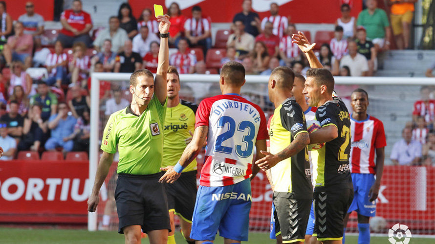 Pérez Pallas muestra una tarjeta en el Sporting - Nástic. La Liga123.