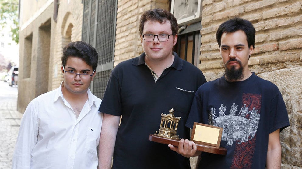 Santiago Sainz, en el centro, junto a Cristian Santos y Adrián León, miembros de Code Matrix.JESÚS MARQUINA