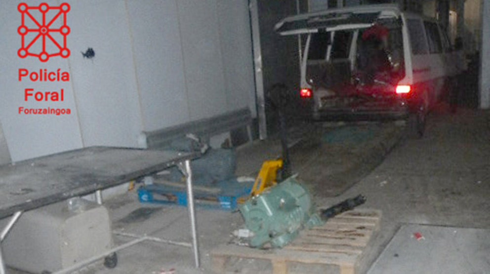 Los ladrones habían preparado una rampa para robar varios motores del antiguo matadero de Estella y cargarlos en su furgoneta. POLICÍA FORAL