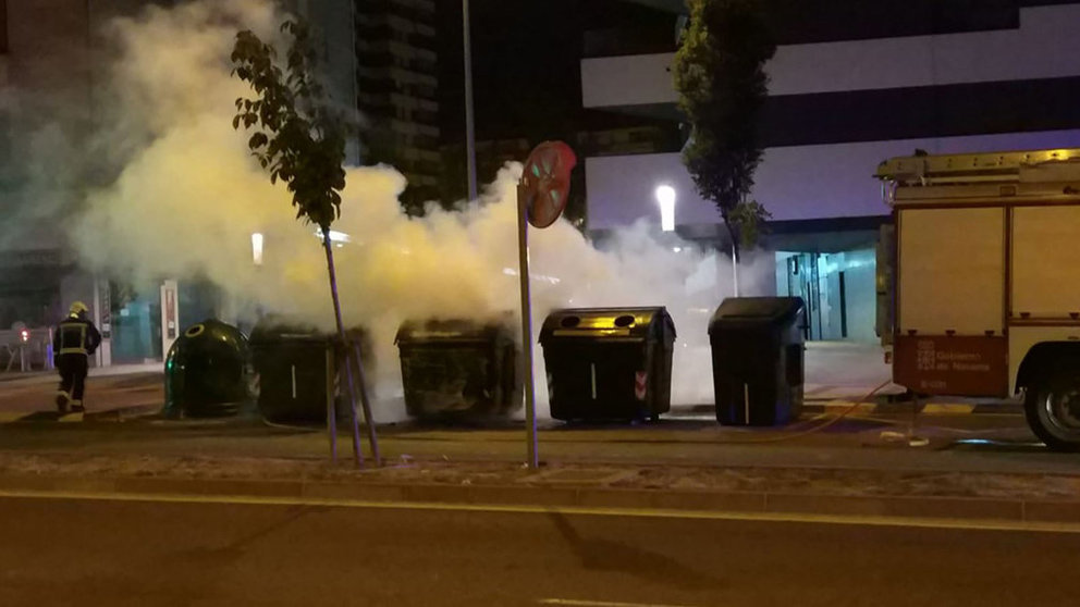 Los bomberos sofocan de madrugada el incendio de varios contenedores en la calle Monasterio de Urdax, en la zona de Iturrama Nuevo. NAVARRA.COM
