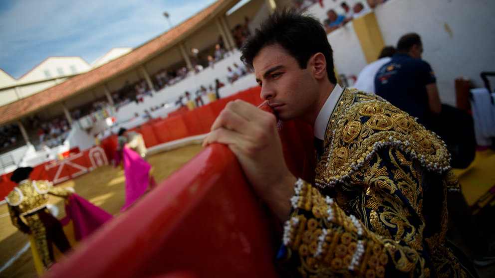 Última corrida de la Feria del Peralta con novillos de Fernando Peña para Alejandro Conquero, Toñete y El Galo. MIGUEL OSÉS_32