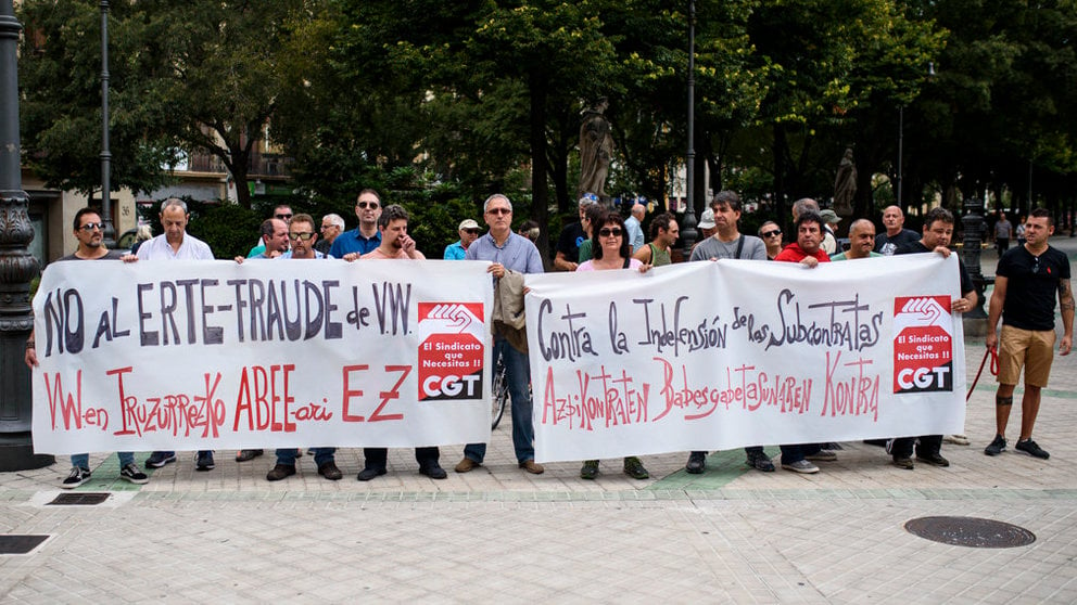 Concentración frente al Parlamento de Navarra para protestar por el ERE de Volkswagen. MIGUEL OSÉS_1