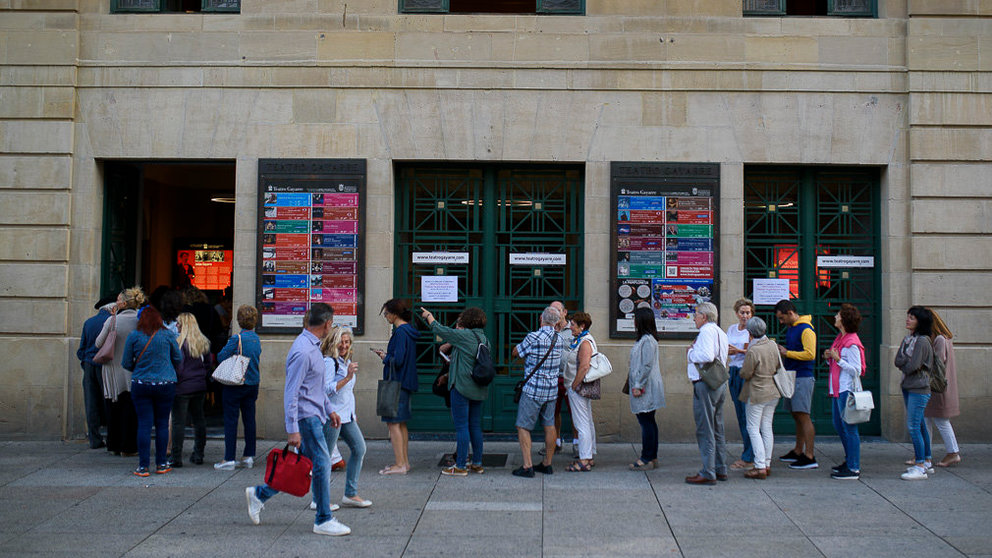 Decenas de personas hacen cola apra comprar una entrada para el concierto de Amaia de OT en el Teatro Gayarre. PABLO LASAOSA 03
