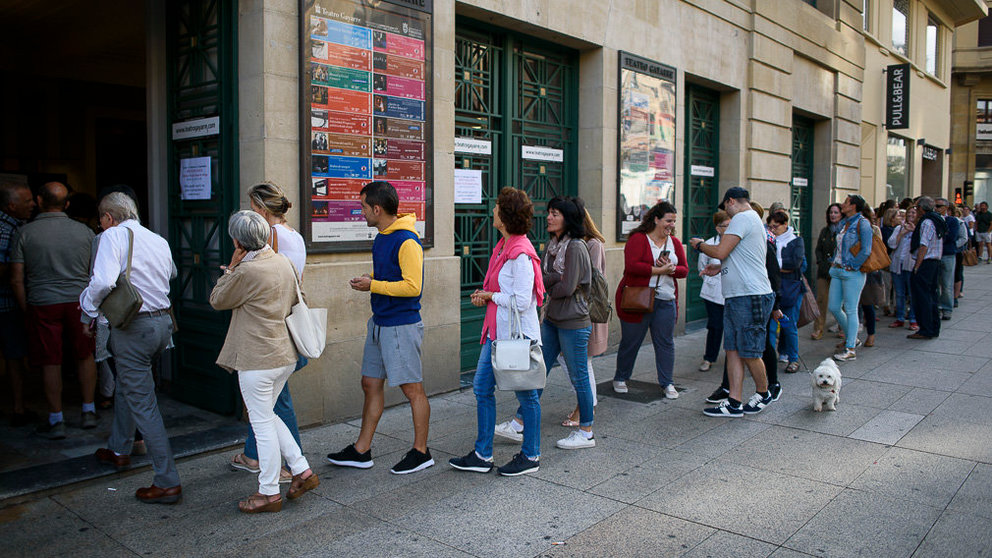 Decenas de personas hacen cola para comprar una entrada para el concierto de Amaia de OT en el Teatro Gayarre. PABLO LASAOSA