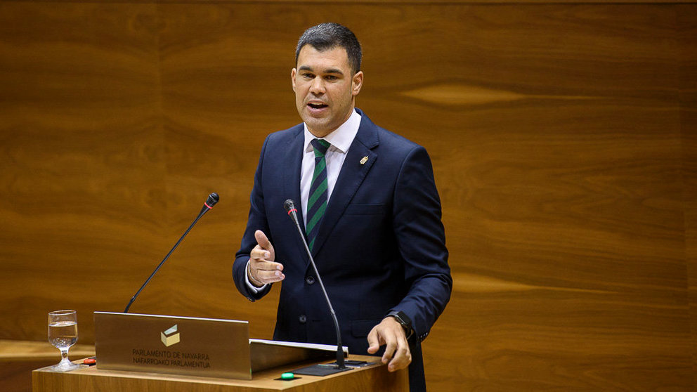 Javier García, del PPN, interviene en el Parlamento de Navarra. PABLO LASAOSA