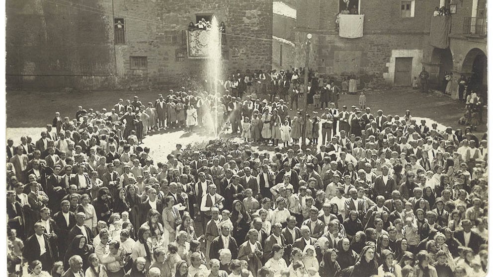 Fotografía realizada el 14 de septiembre de 1918 en la plaza de los Fueros de Larraga, cuando las autoridades abrieron el surtidor del agua
