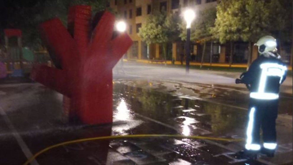 Los bomberos sofocan un incendio provocado en la escultura contra la violencia de género en la plaza Rafael Alberti de Ansoáin. BOMBEROS DE NAVARRA