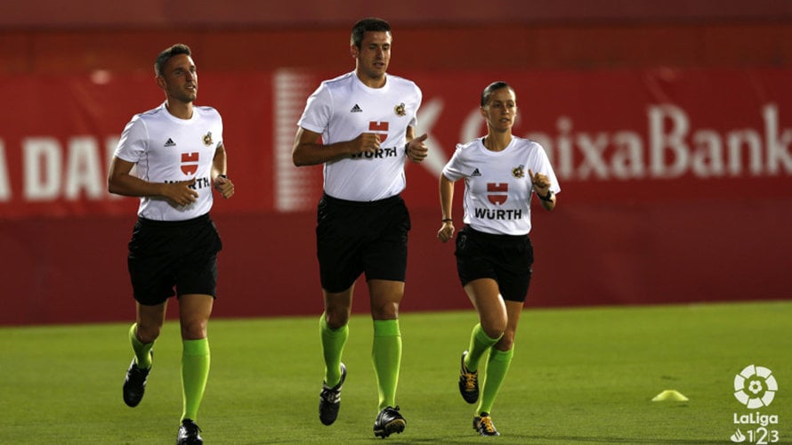 Díaz de Mera con sus asistentes en el partido Mallorca - Cádiz (1-0). La Liga.