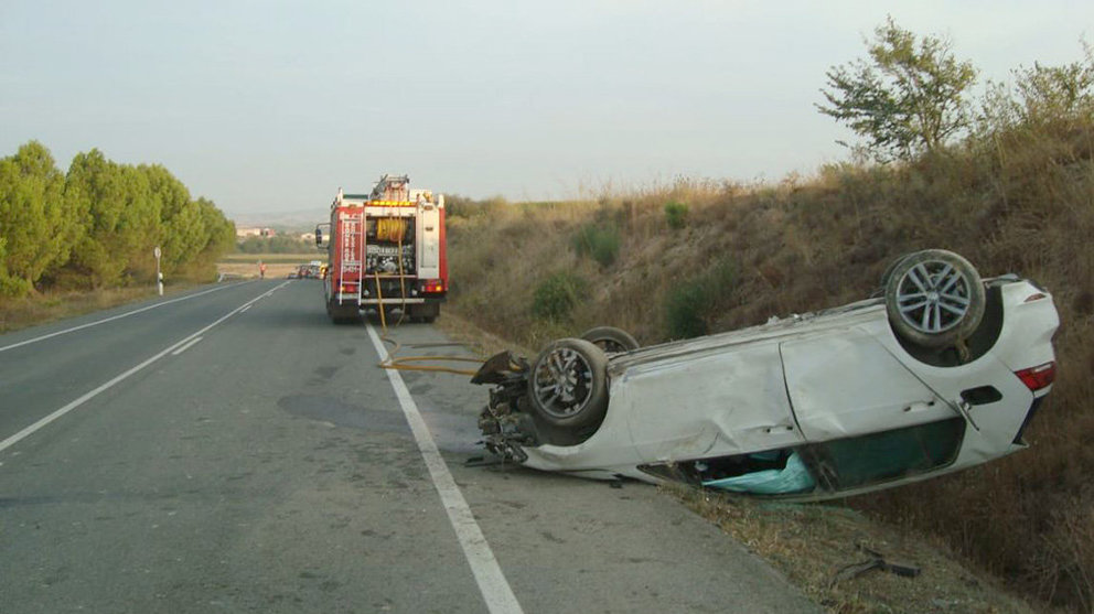 Imagen del coche que ha sufrido un vuelco en la carretera N-132, donde una persona ha resultado herida BOMBEROS DE NAVARRA