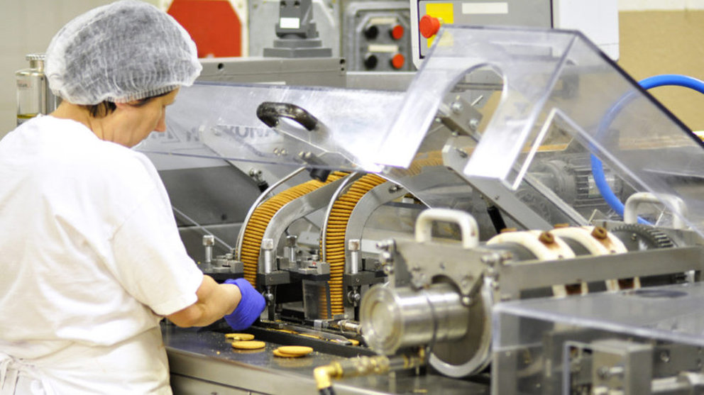 Imagen de una trabajadora en una empresa agroalimentaria dedicada la fabricación de dulces. ARCHIVO