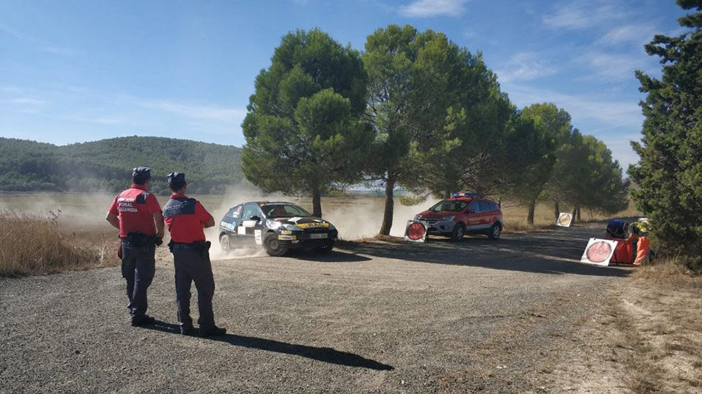 La Policía Foral durante las labores de prevención en el cuarto Rally Circuito de Navarra POLICÍA FORAL