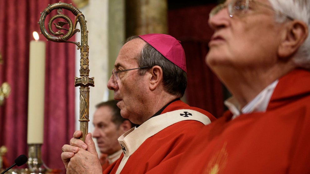 Misa ofrecida por el Arzobispo en honor a San Fermín en la que se han nombrano nuevos cofrades. MIGUEL OSÉS_11
