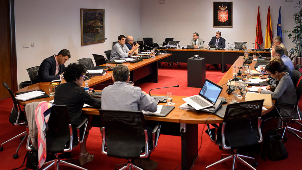 El expresidente del Consejo de Administración de Caja de Ahorros de Navarra, José Antonio Asiáin, comparece en la comisión de investigación sobre la desaparición de Caja Navarra. PABLO  (1)