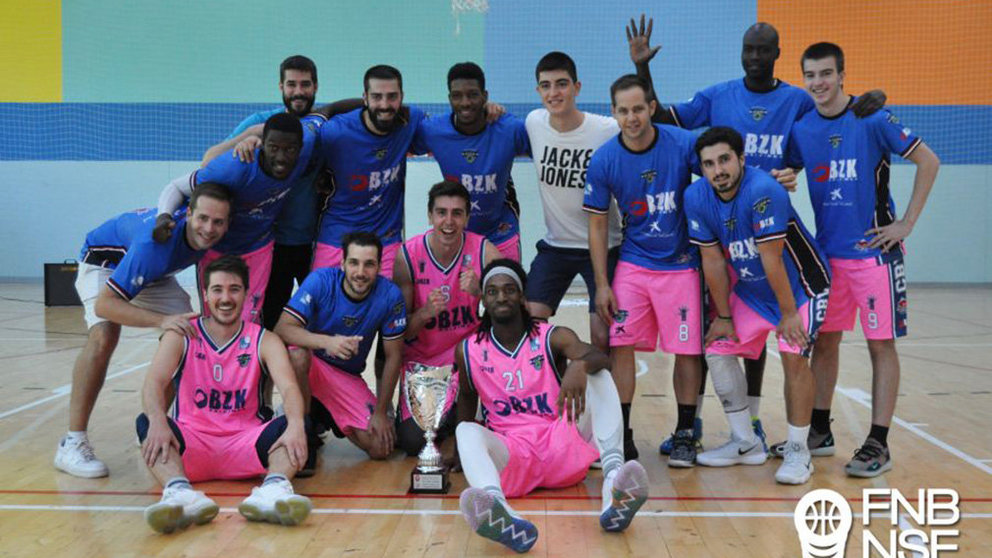 El Valle de Egüés de baloncesto con la Copa de campeón navarro. FNB.