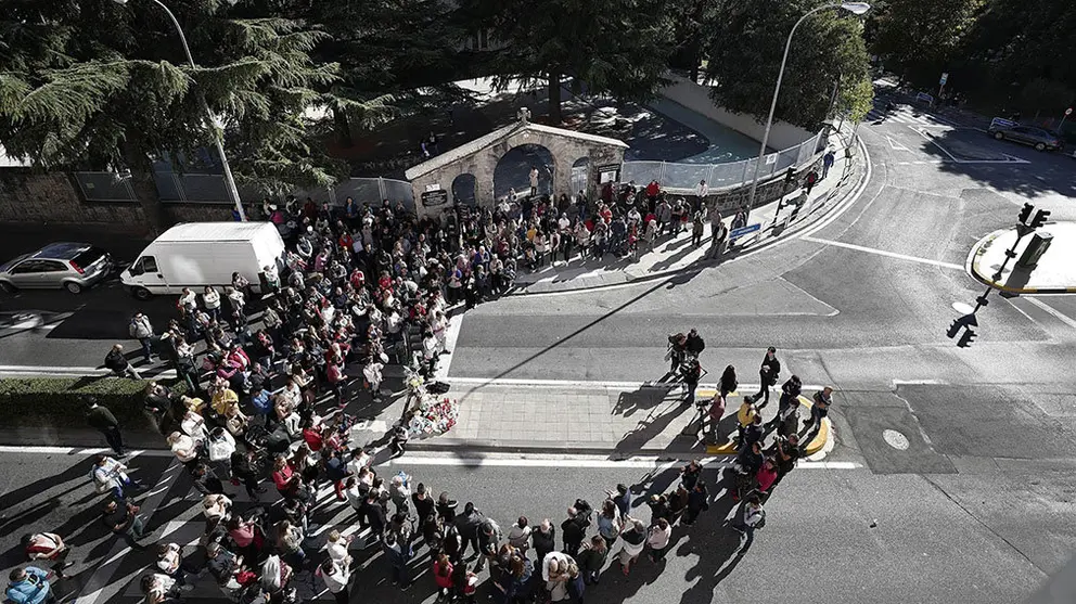 Padres y madres de alumnos del Colegio Esclavas del Sagrado Corazón han cortado hacia las 16.20 horas, la avenida Villava de Pamplona en ambos sentidos para protestar por el atropello mortal de un niño de cuatro años. EFE/Jesús Diges