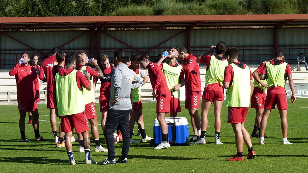 Los jugadores de Osasuna bebiendo agua en Tajonar.