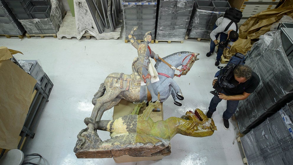 La talla de San Jorge, que se encuentra en proceso de restauración. PABLO LASAOSA 01