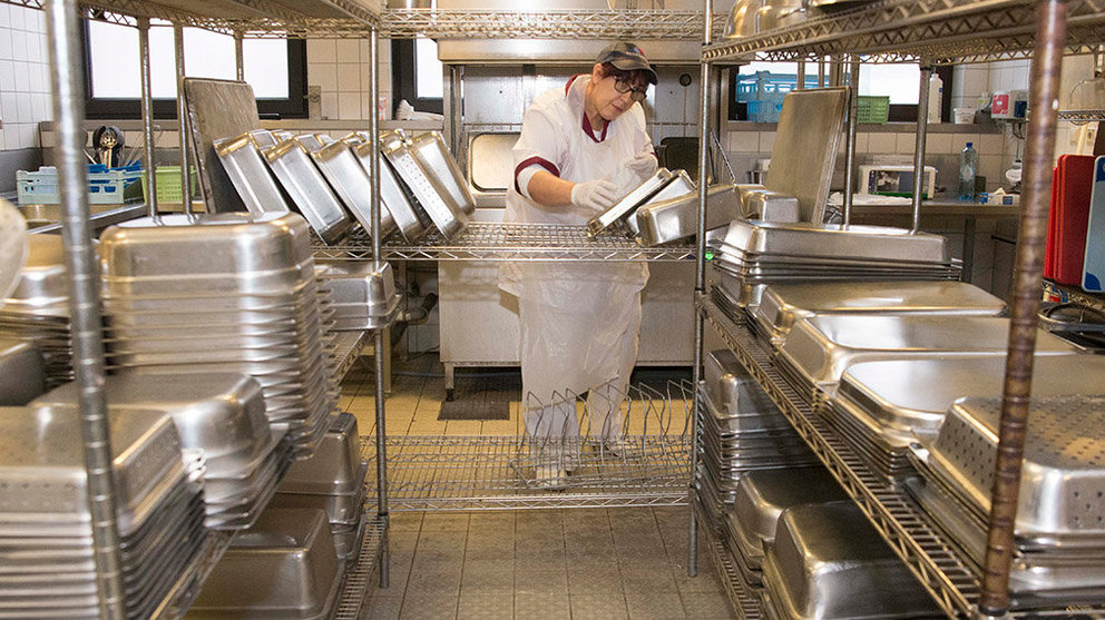 Imagen de un empleado en la cocina de un restaurante ordenando bandejas para la preparación de comidas. ARCHIVO