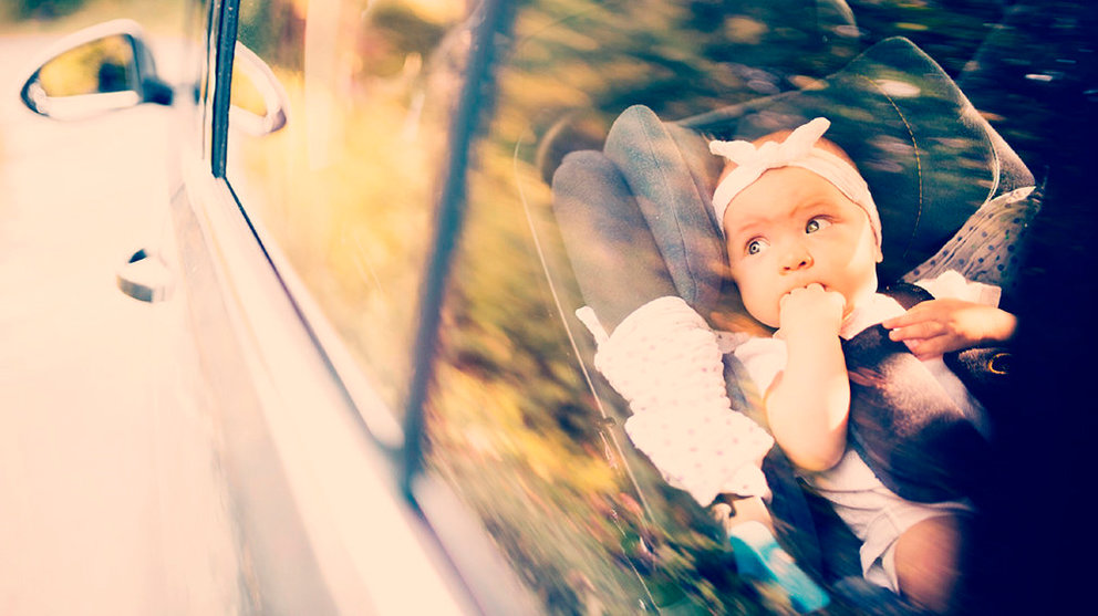 Imagen de archivo de una niña en los asientos de sujección y seguridad para bebés en el interior de un coche. ARCHIVO