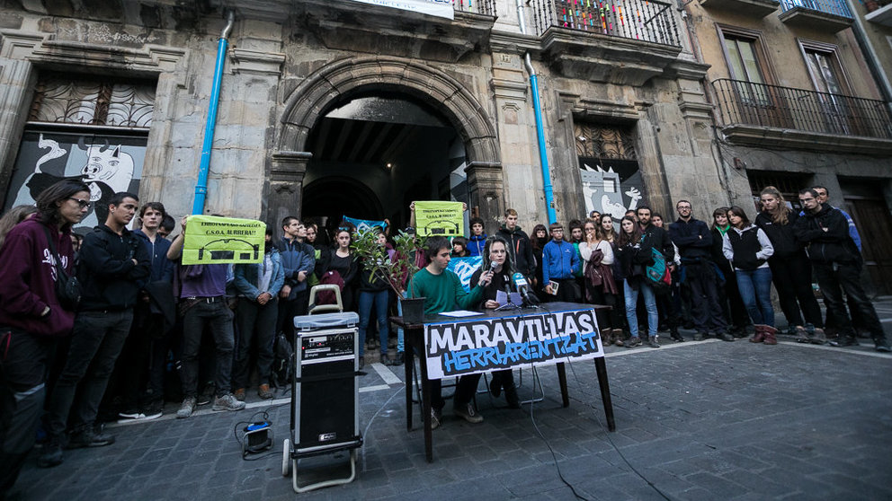 Miembros del colectivo okupa que gestiona el Gaztetxe Maravillas en el Palacio de Rozalejo de Pamplona informan sobre su situación jurídica (06). IÑIGO ALZUGARAY