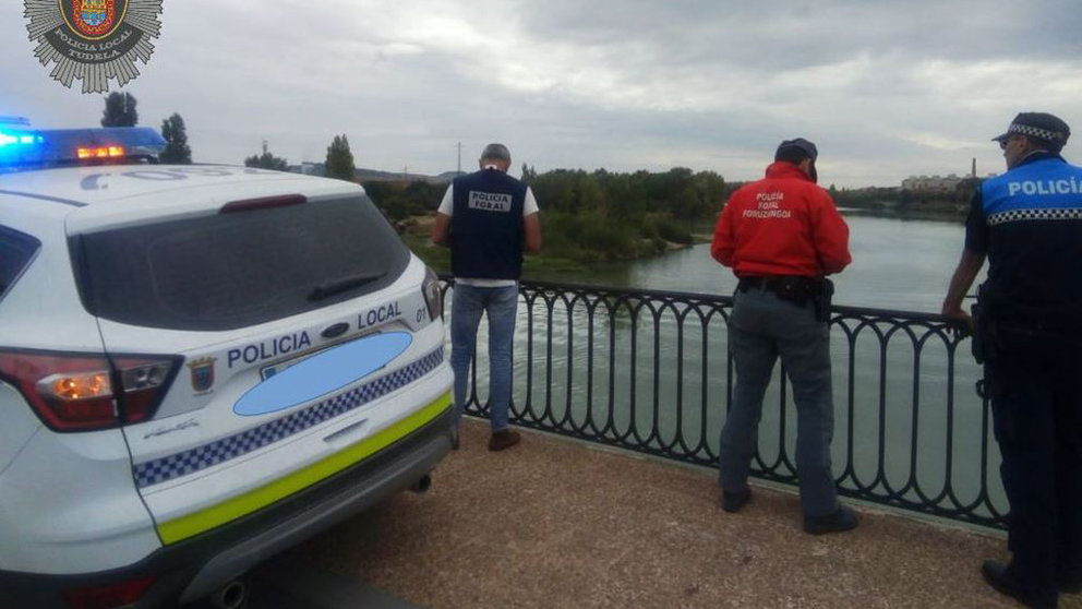 Agentes de policía en el puente del Ebro en Tudela POLICÍA MUNICIPAL DE TUDELA