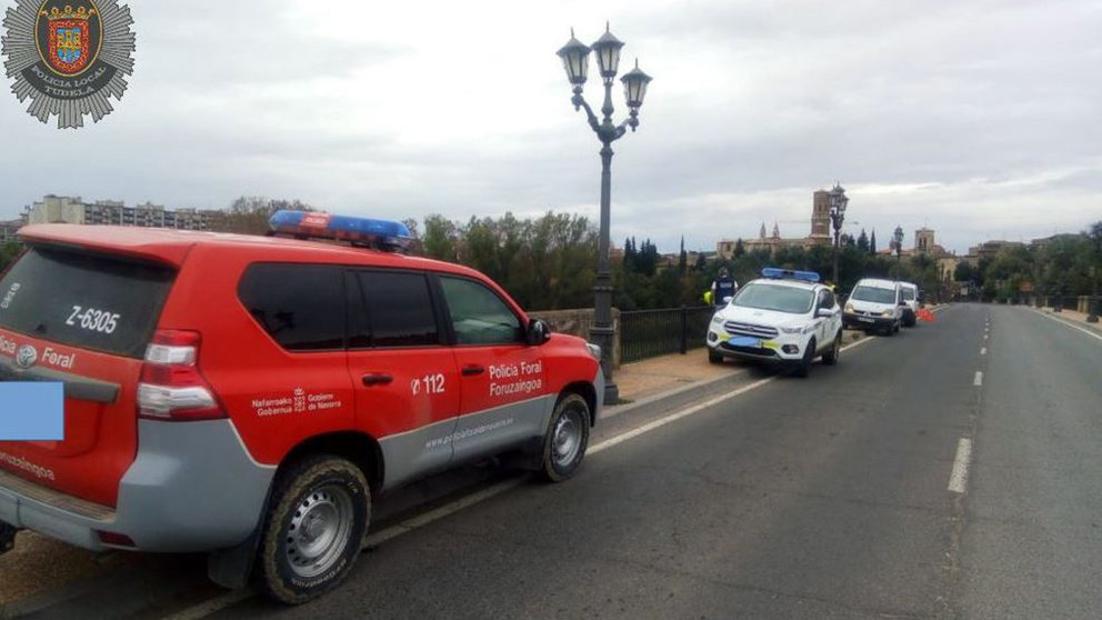 Policías en el puente del Ebro en Tudela POLICÍA MUNICIPAL DE TUDELA