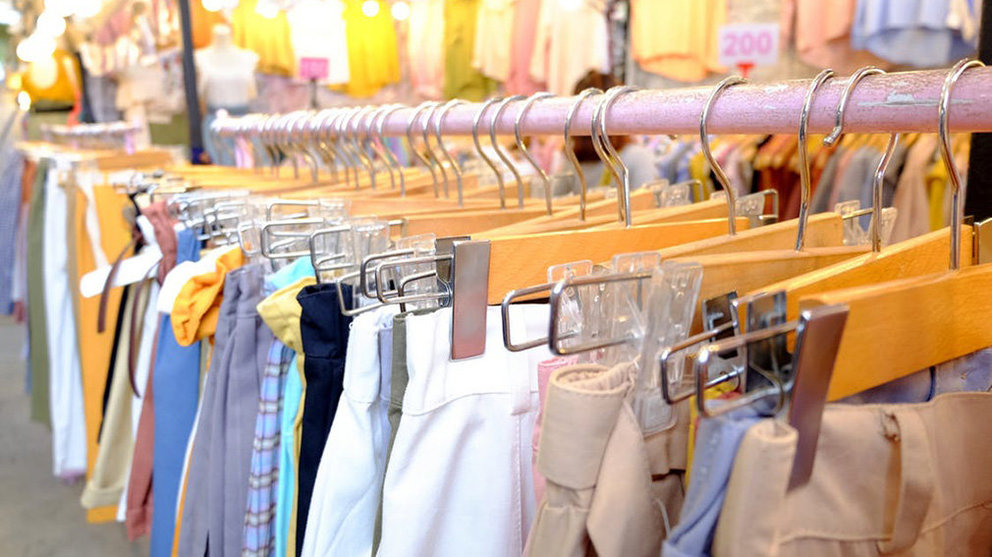 Varios pantalones colgados en perchas en una tienda de ropa ARCHIVO